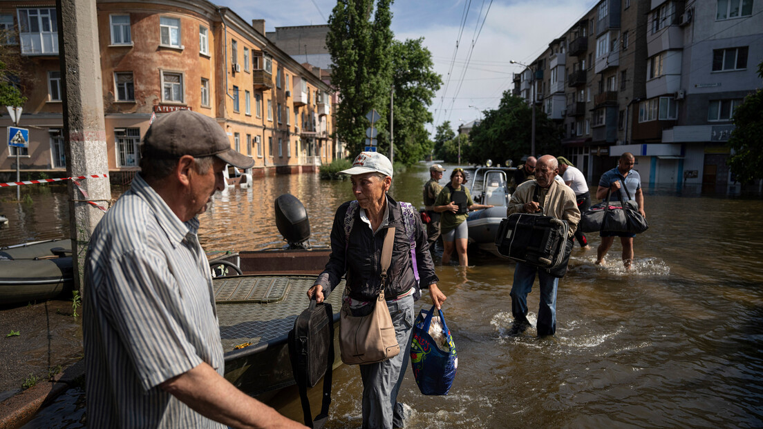 Москва: Украјинци гранатирају места евакуације људи из поплавних зона