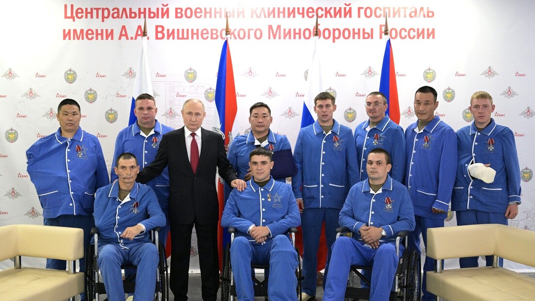 Путин у посети војној болници: Учинићемо све да подржимо хероје СВО и породице жртава (ВИДЕО)