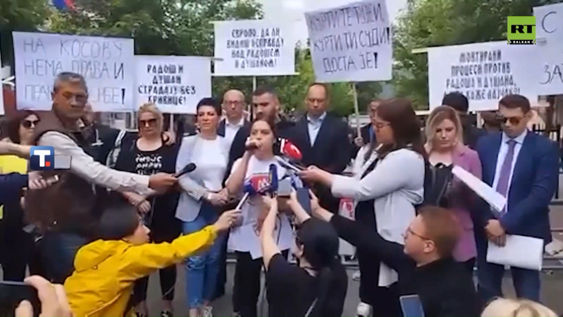 U Zvečanu protest podrške uhapšenim Srbima: Prisutnima se obratila sestra Dušana Obrenovića (VIDEO)