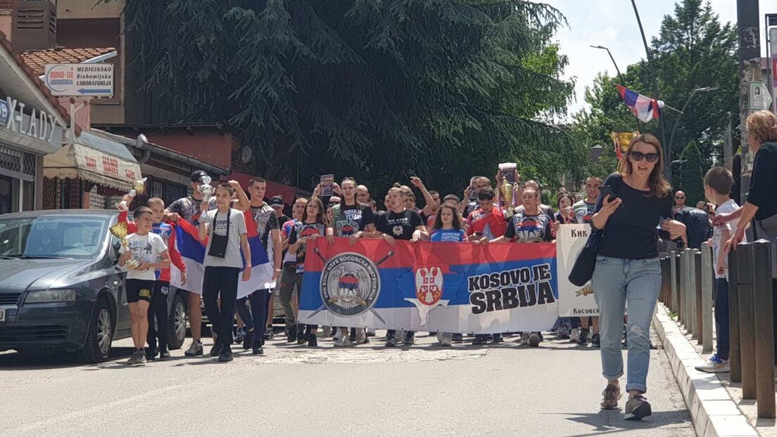 Kosovska Mitrovica: Srbi u protestnoj šetnji u znak podrške uhapšenom Milenkoviću