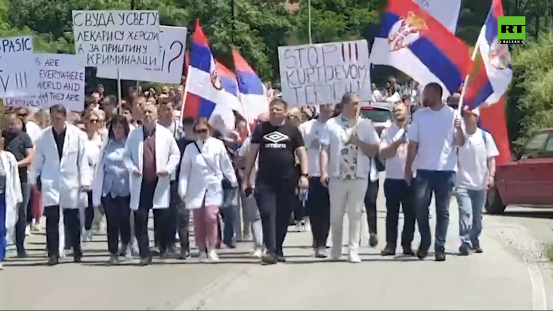 Грађани Северне Митровице пешачили до Звечана: Протестују због хапшења суграђана