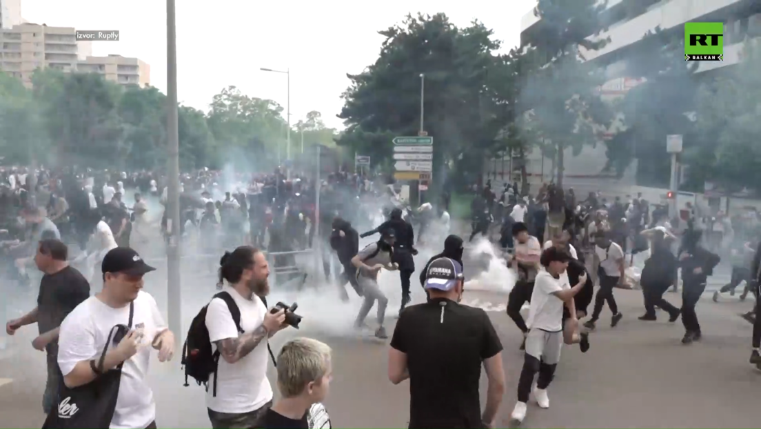 "Beli marš" u Parizu, policijski čas u Klamaru: Zapaljeni automobili i sukobi sa policijom (VIDEO)