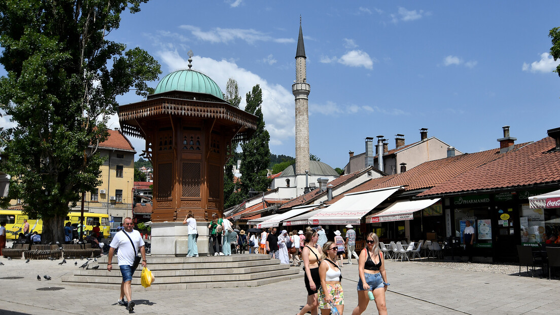 На улазу у Источно Сарајево постављене табле о 157.000 прогнаних Срба (ФОТО)