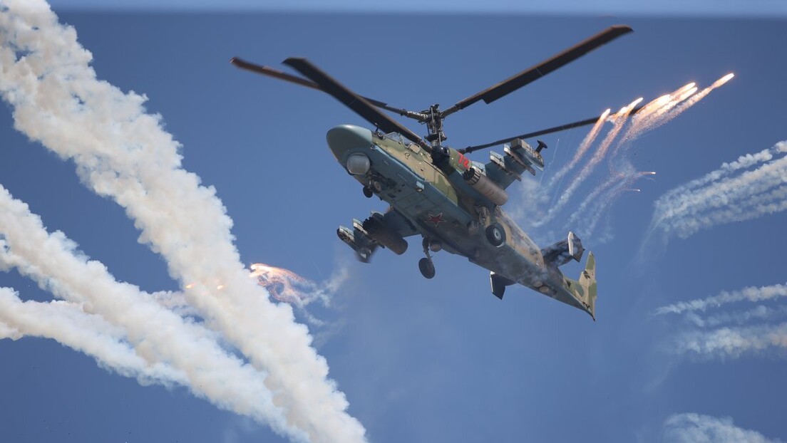 Руски хеликоптер Ка-52 уништава украјински оклопни транспортер (ВИДЕО)