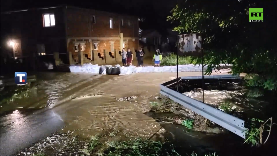 Поплаве у Чачку: Треће изливање Лозничке реке за два месеца, вода ушла у куће и дворишта (ВИДЕО)