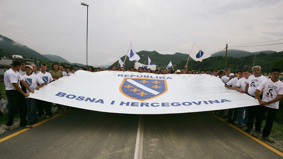 "Марш мира" узнемирио Србе из Сребренице: Из колоне се вијориле ратне заставе злогласне Армије РБиХ