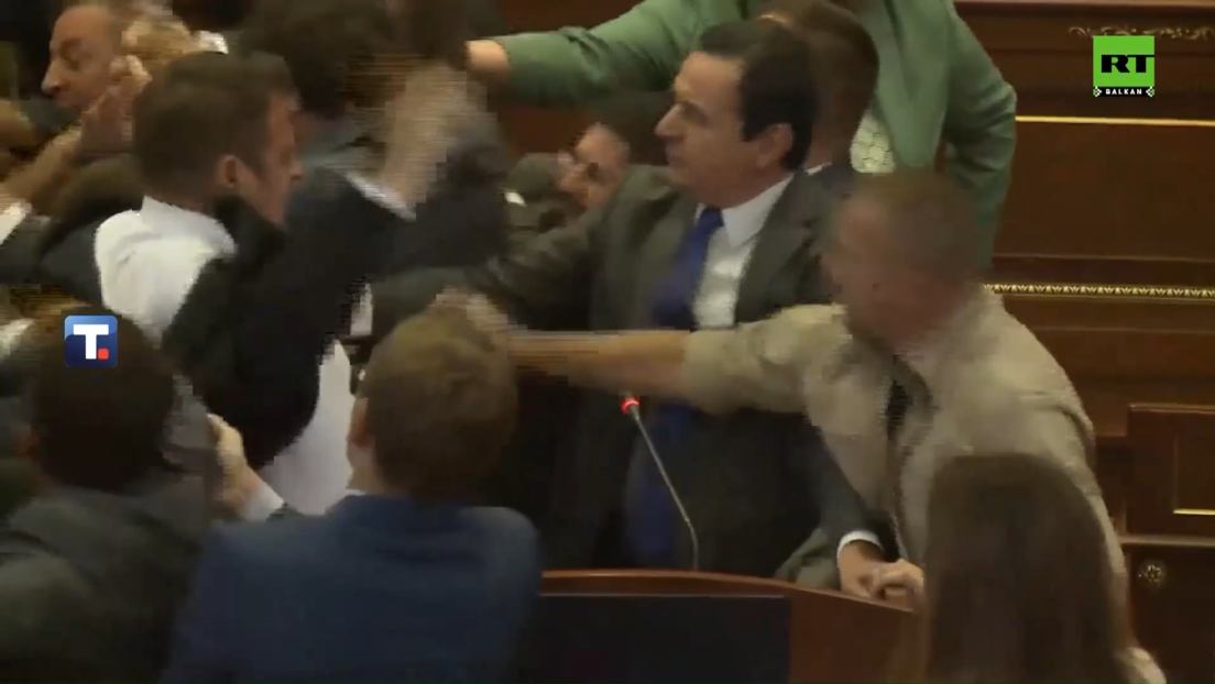 Tuča poslanika u Skupštini "Kosova"; Kurtija polili vodom (VIDEO)