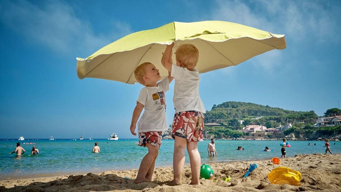 Како препознати топлотни удар код деце: Водич за родитеље за јако топло лето