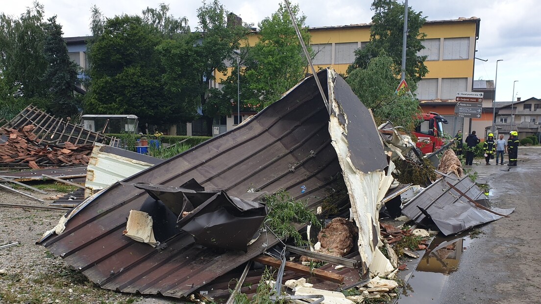 Rupe na kućama, popucale šoferšajbne, otpali krovovi: Stravične scene posle nevremena (FOTO, VIDEO)