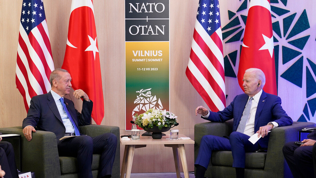 "Сабах": Турска се неће дистанцирати од Русије упркос сарадњи са САД