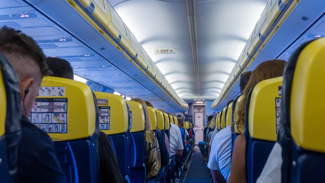 Bonton u avionu: Stjuardesa objašnjava šta ne treba raditi u avionu