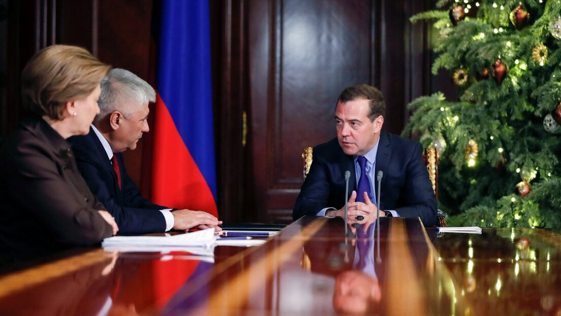 Медведев: Против терориста треба се борити само силом, јер они разумеју само тај језик