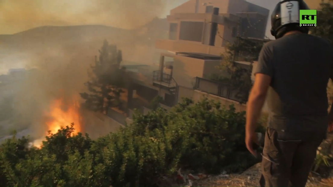Драматично у Грчкој: Ватрогасци се боре с пожарима, хиљаде деце евакуисано из кампа