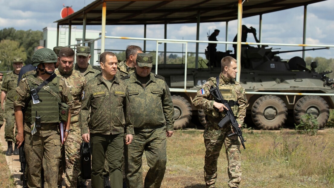 Медведев: И Русија би могла да промени тактику и удари тамо где не очекују