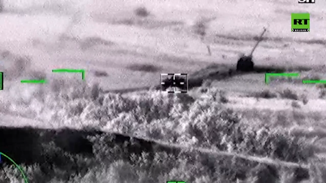 Руски хеликоптер Ка-52 уништава оклопна возила украјинске војске