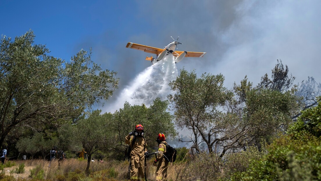 Grčka: Troje mrtvih u požarima na Eviji, srušio se avion za gašenje vatre (VIDEO)