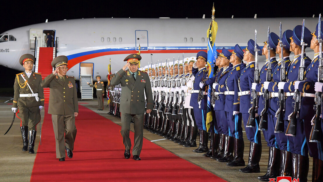 Šojgu položio cveće na spomenik sovjetskim vojnicima palim za oslobođenje Severne Koreje (VIDEO)