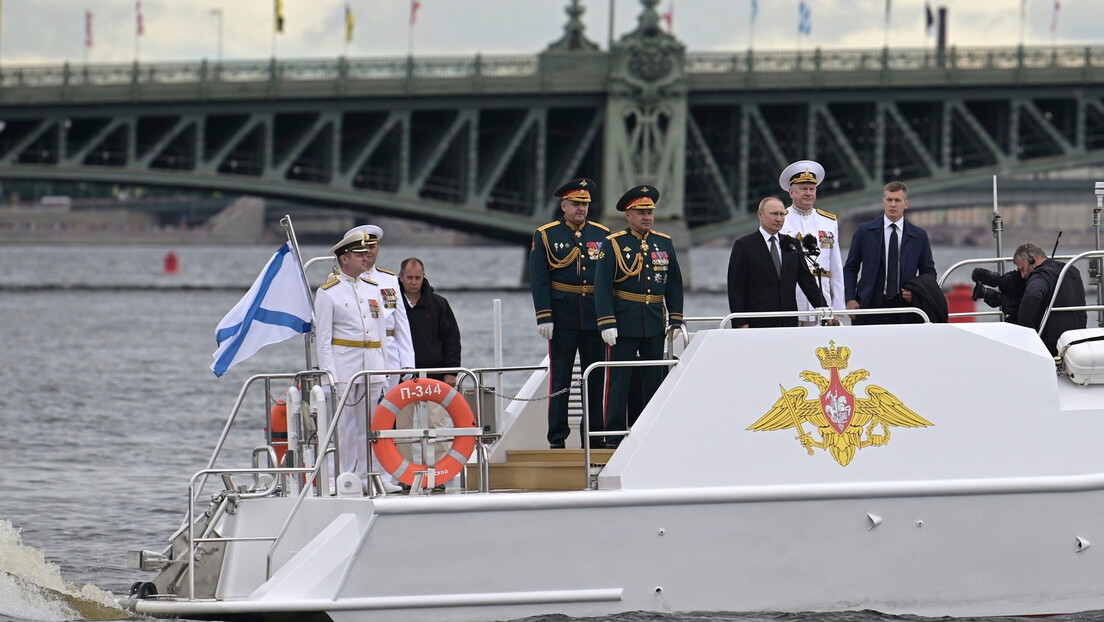 Путин на паради у Санкт Петербургу: Руска флота је поуздана одбрана Русије (ВИДЕО)