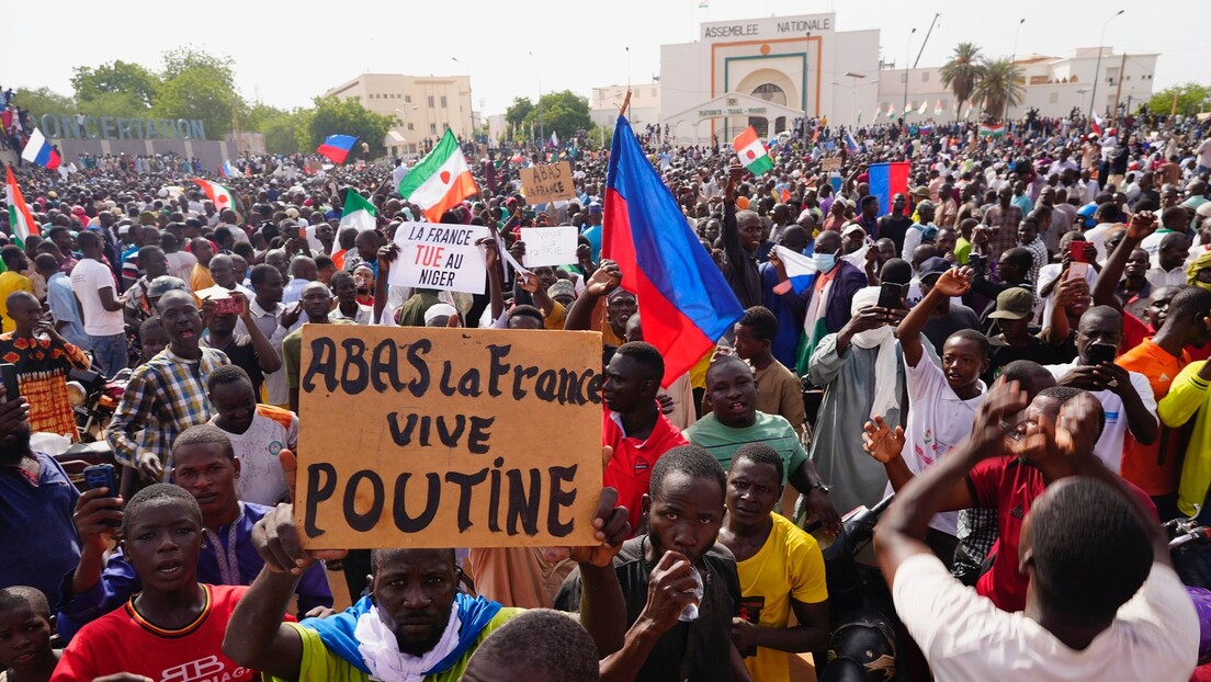 Макрон о антифранцуским протестима у Нигеру: Одмах ћемо одговорити