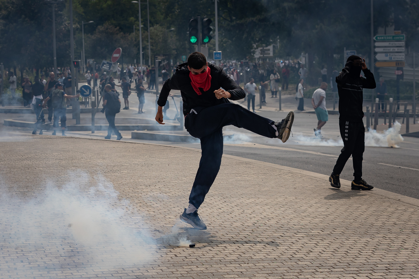 Унизени и обидени: Защо последните протести във Франция са по-сериозни от всички предишни?