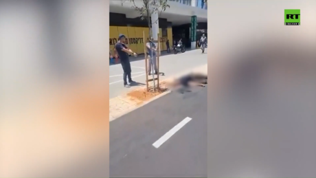 Терористички напад у Тел Авиву, колима улетео у масу, па набадао ножем (ВИДЕО)