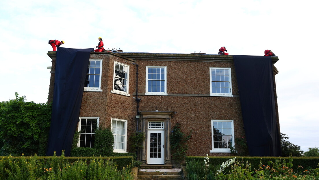 Еколошки активисти се попели на кров куће британског премијера