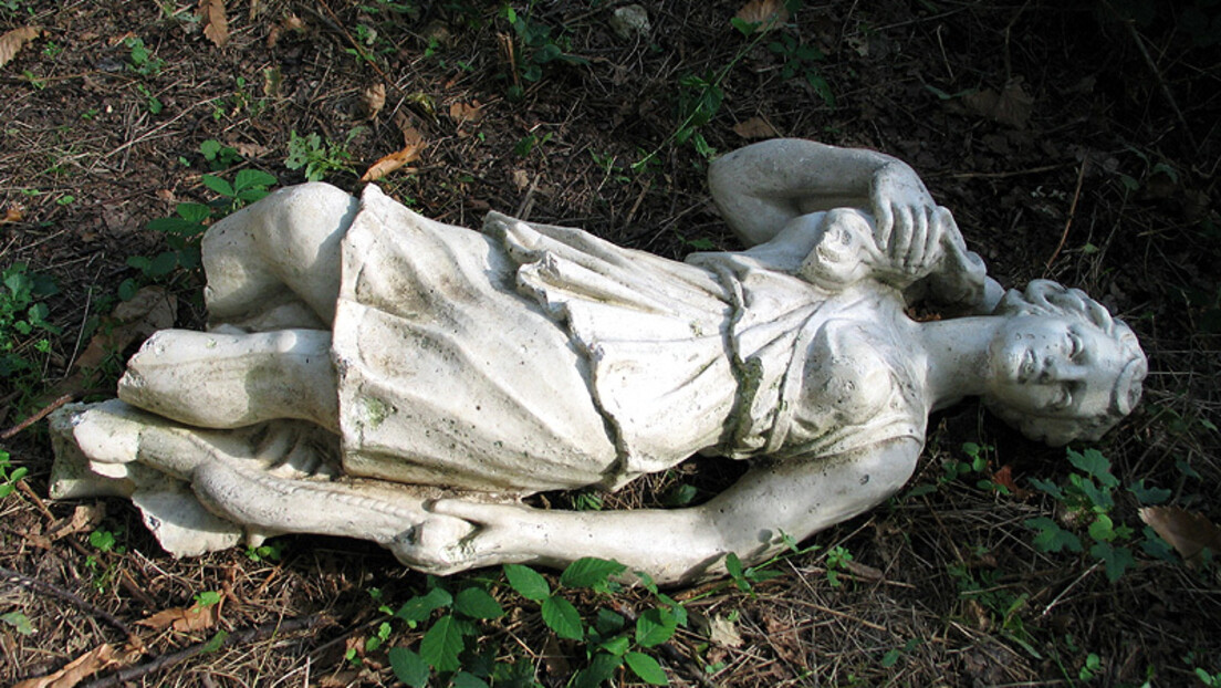 Немачки инфлуенсери, због фотографисања срушили у Италији статуу стару 150 година