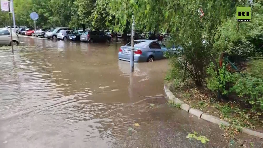 Београд на удару олује: Летели кровови, падало дрвеће, град засуо престоницу (ФОТО, ВИДЕО)