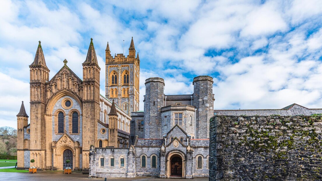 Боже, спаси туризам: Камповање у напуштеним црквама у Британији