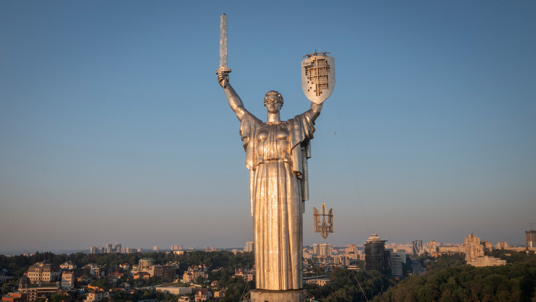 Trozubac umesto grba SSSR na spomeniku "Majka Otadžbina"; Zaharova: Jedna je majka (FOTO)