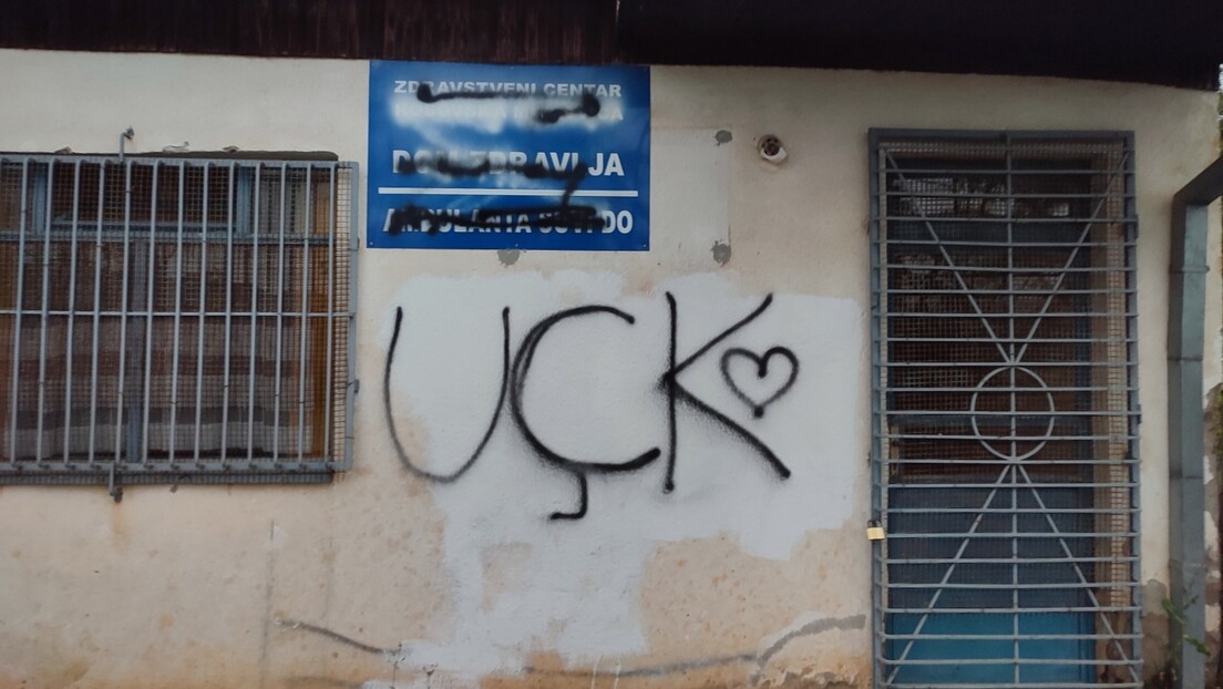 Графити с претећим порукама на амбуланти у селу Суви До на КиМ: "Исценирано са неке позиције"