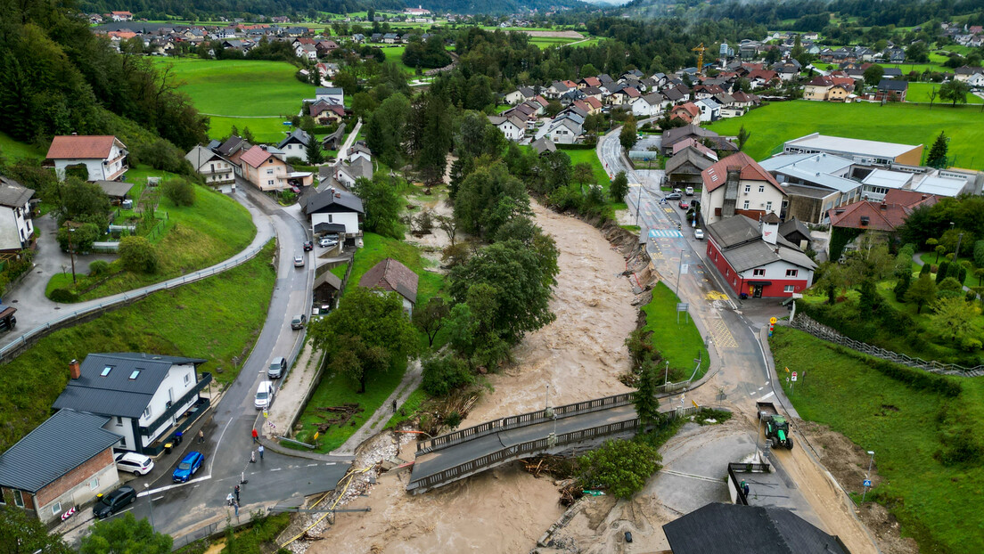Најављена нова олуја у Словенији: Река Мура пробила заштитни насип, страх од клизишта (ФОТО)