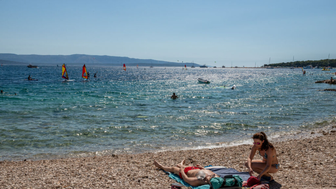 У Хрватској наплаћују и улазак у море: Два евра за боравак на плажи на Хвару