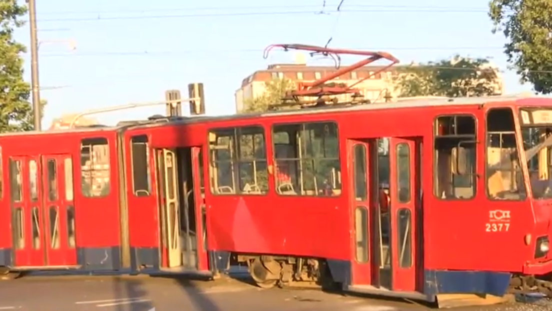 Судар трамваја и аутобуса на Трошарини: Повређено 10 Београђана, двоје теже