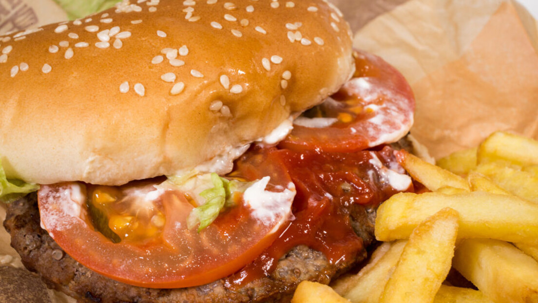 Бургер кинг у Индији уклонио парадајз из хамбургера због инфлације