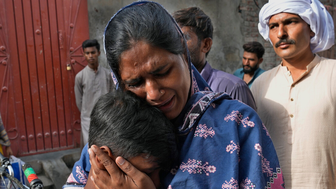 Бесна руља у Пакистану запалила домове стотина хришћана због наводног скрнављења Курана