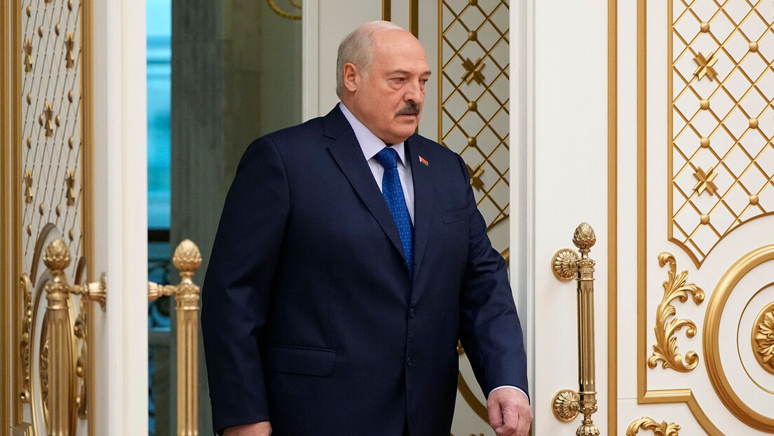 Лукашенко: САД подривају глобалну безбедност машући заставама фашизма и нацизма