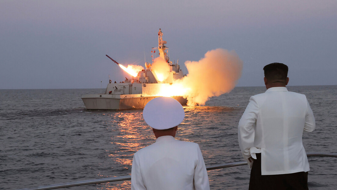 Kim Džong Un nadgledao testiranje krstareće rakete na ratnom brodu (FOTO)