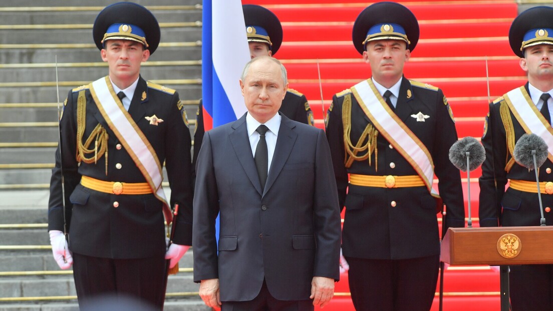 Putin: Ruska zastava je simbol jedinstva, sa ruskom trobojkom u rukama vratili smo suverenitet zemlje