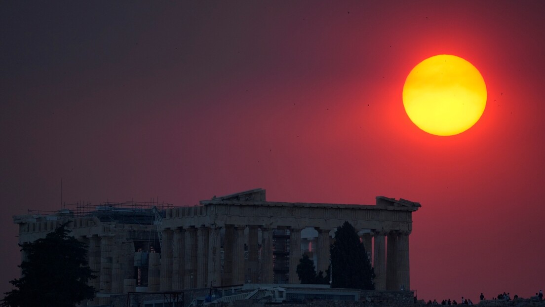 Дим прекрио и Сунце у Грчкој: Брод уместо евакуисане болнице  (ВИДЕО)