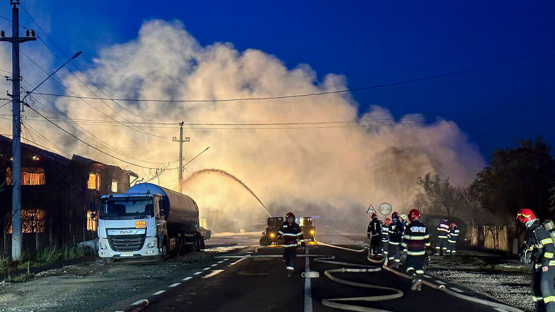 Ватра и експлозије на бензинској пумпи код Букурешта: Има мртвих и погинулих, и даље опасно (ФОТО)