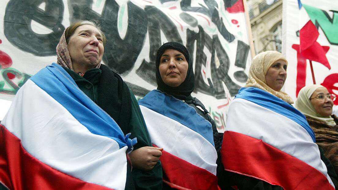 Француска забрањује традиционално муслиманско облачење у школама