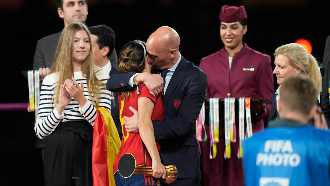 Скандал тресе шпански фудбал – председник Савеза оптужен за сексуални напад због љубљења фудбалерке