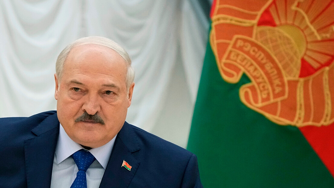 Лукашенко: Пољска пре него што упре прстом нек повуче страну војску са своје територије