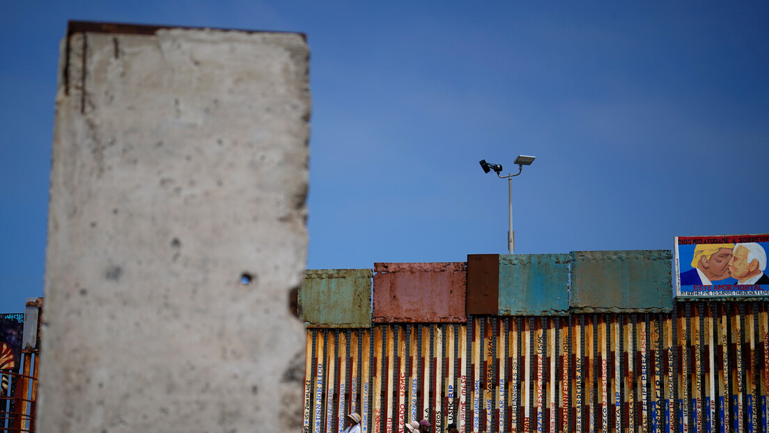 Остаци Берлинског зида осванули у Мексику: Постављени на граници са САД (ФОТО)