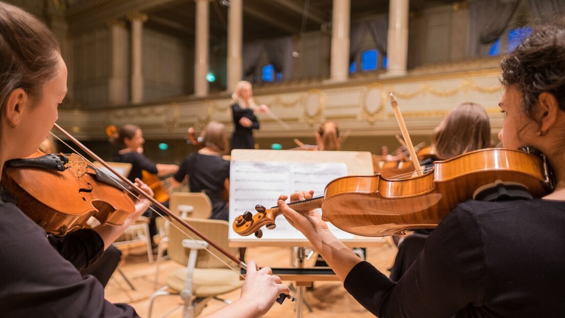 Моцартова симфонија у извођењу три пса и оркестра на фестивалу у Копенхагену