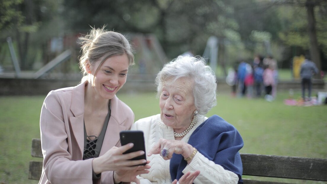 Старији који сурфују интернетом имају мањи ризик од деменције