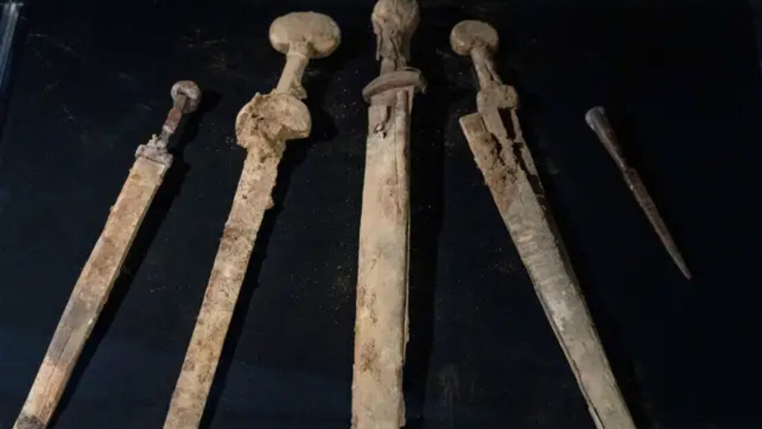 Римски мачеви стари скоро 2 хиљаде година пронађени у изузетно очуваном стању