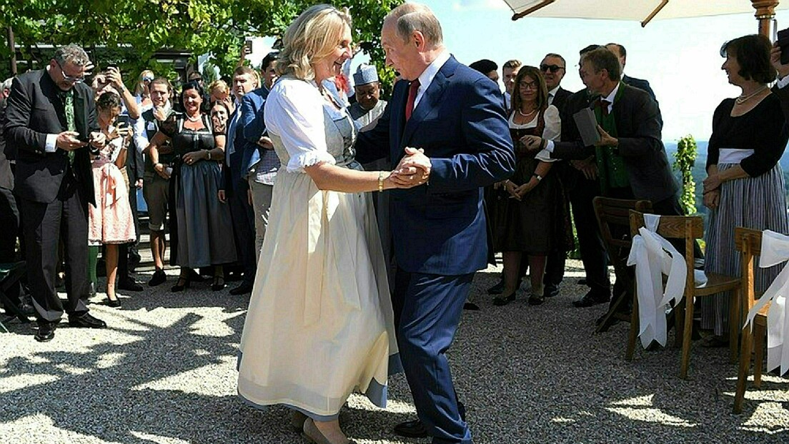 Аустријска министарка која је плесала с Путином сели се у његов родни град