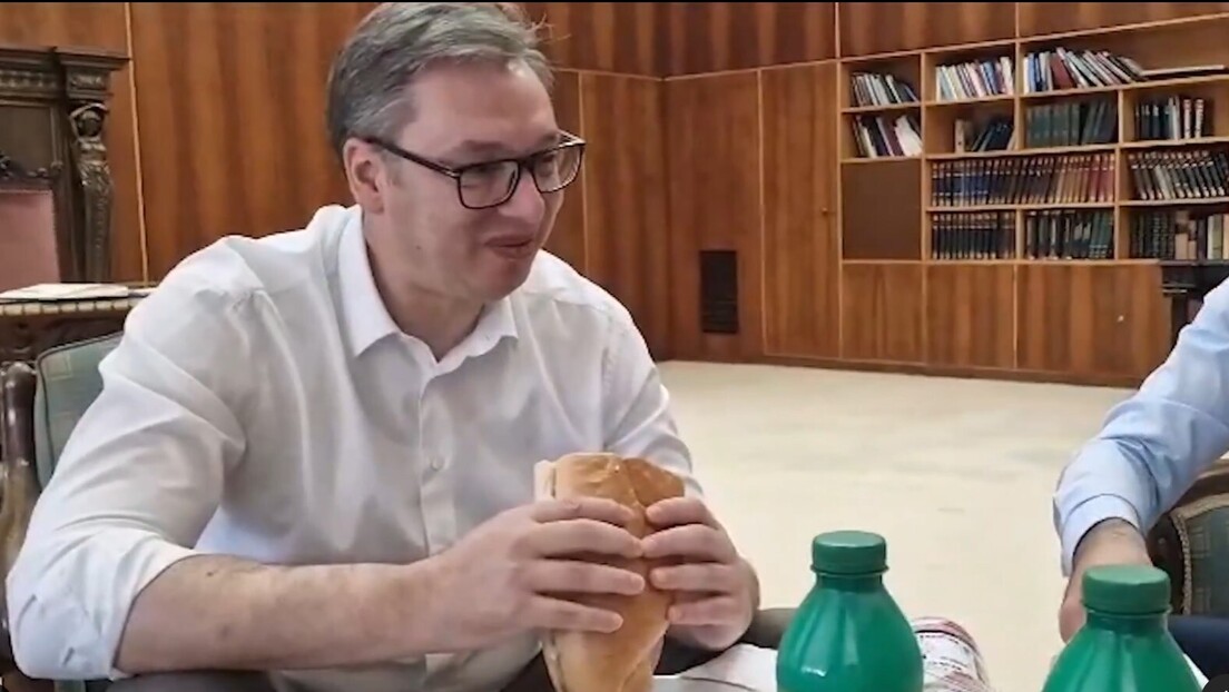 Vučić doručkovao sendvič sa parizerom (VIDEO)